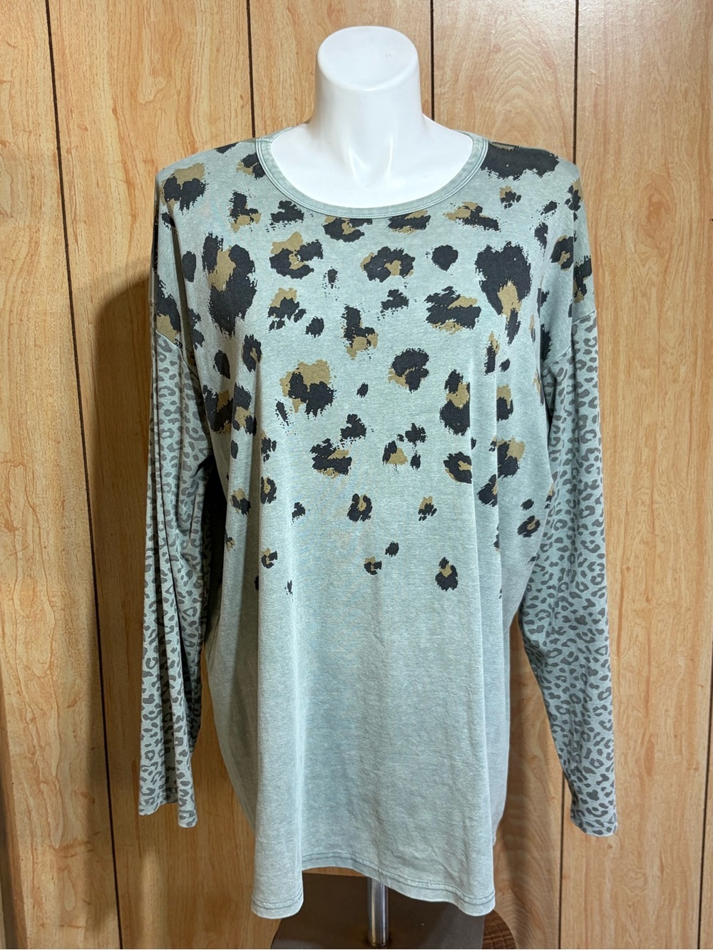 Easel Leopard Print Long Sleeve Tee in Sage Green SZ - 3X